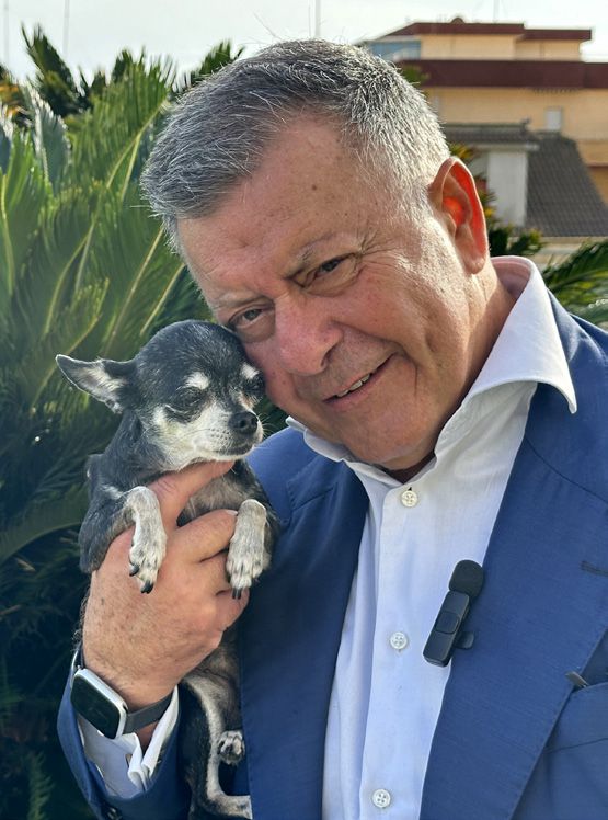 Stefano Bertollini e uno dei suoi cagnolini